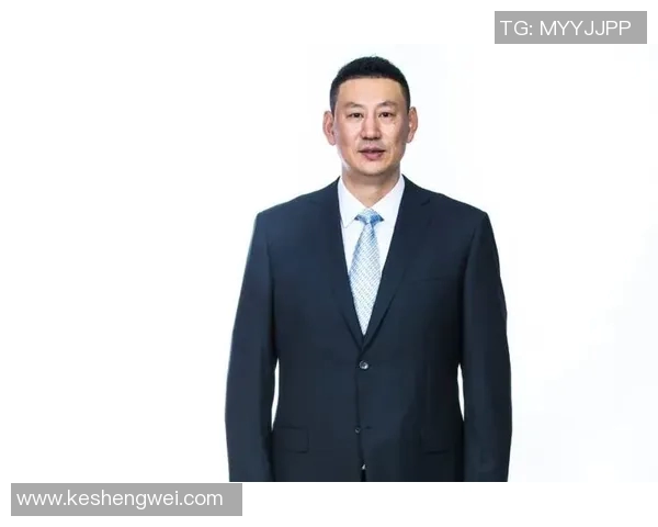 中国篮球明星西装风采展现时尚魅力与运动精神的完美结合